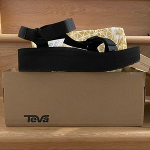 NWT Teva Flatform Universal Sandal Size 8 in Black